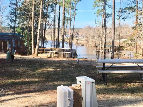 B&r Lakeside Cabins & Rvs Retreat