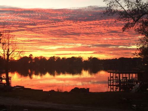 B&r Lakeside Cabins & Rvs Retreat