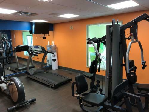 Hotel Countryview Inn & Suites