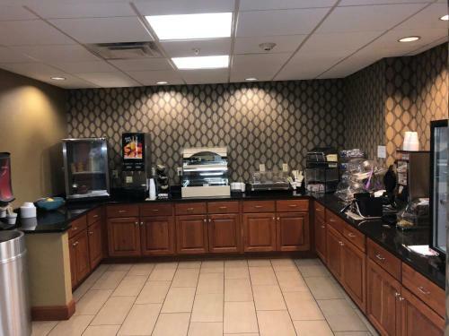 Hotel Countryview Inn & Suites