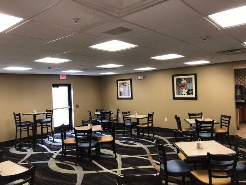 Hotel Countryview Inn & Suites