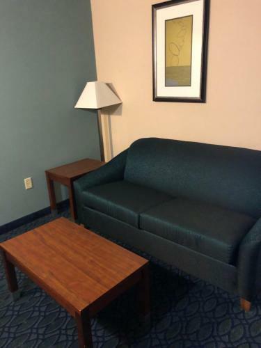 Hotel Countryview Inn & Suites