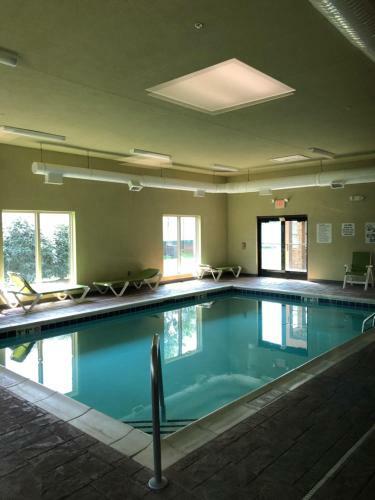 Hotel Countryview Inn & Suites