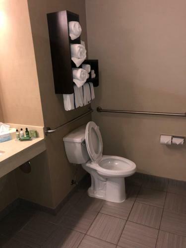 Hotel Countryview Inn & Suites