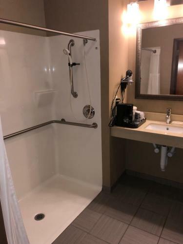 Hotel Countryview Inn & Suites