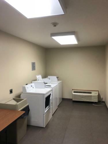 Hotel Countryview Inn & Suites