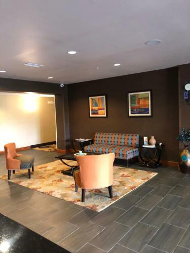 Hotel Countryview Inn & Suites