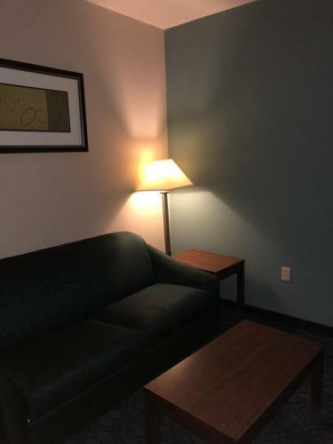 Hotel Countryview Inn & Suites