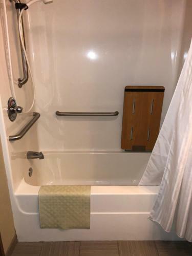 Hotel Countryview Inn & Suites