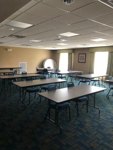Hotel Countryview Inn & Suites