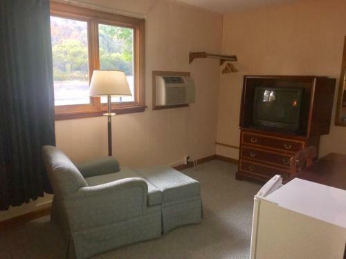Motel Economy Inn Alfred Station