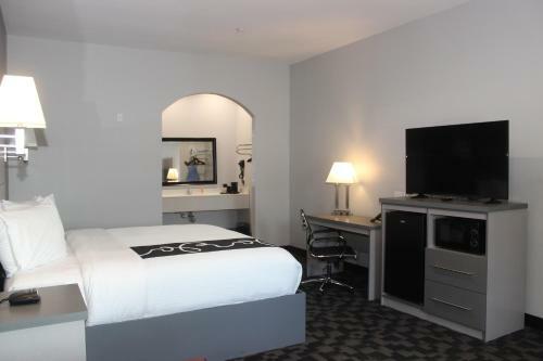Hotel Paris Inn & Suites
