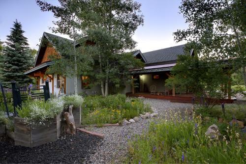 Mariposa Lodge Bed And Breakfast