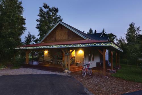 Mariposa Lodge Bed And Breakfast