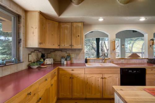 Mariposa Lodge Bed And Breakfast
