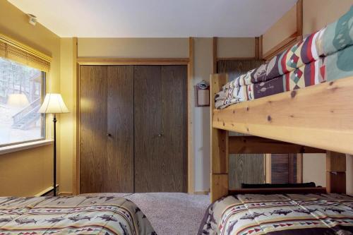 Snugglers Inn Condominium
