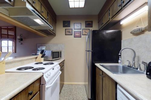 Snugglers Inn Condominium