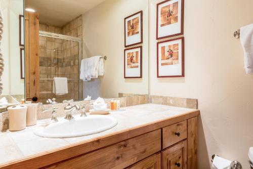 1855 Ski Time Square Townhouse Unit 122
