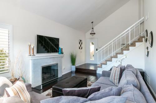 Lakes Edge Agoura Hills Home