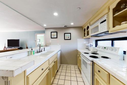 Royale Retreat (#9034-9035)