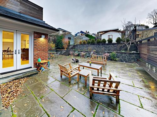 346 West Kinnear Place Home