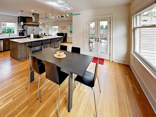 346 West Kinnear Place Home