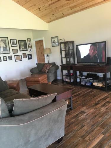 Quiet Home On 3 Acres
