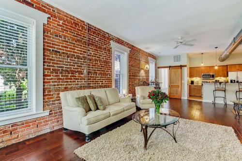 Jbh 115 W 2nd Apt #1