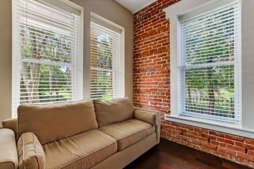 Jbh 115 W 2nd Apt #1