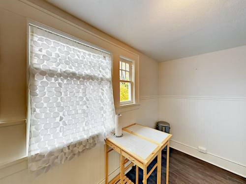 1302 N 49th St Apartment Upper Unit Apts