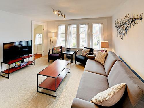 1302 N 49th St Apartment Upper Unit Apts