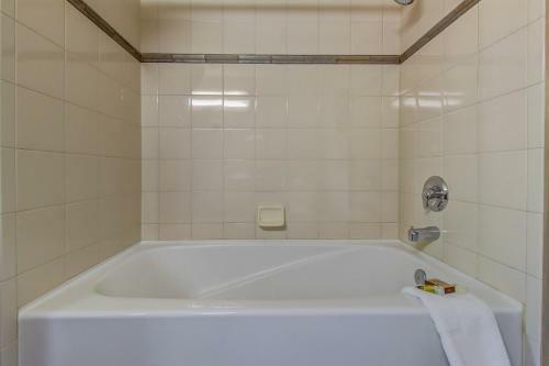 Eagle Springs East 101: Red-wing Suite
