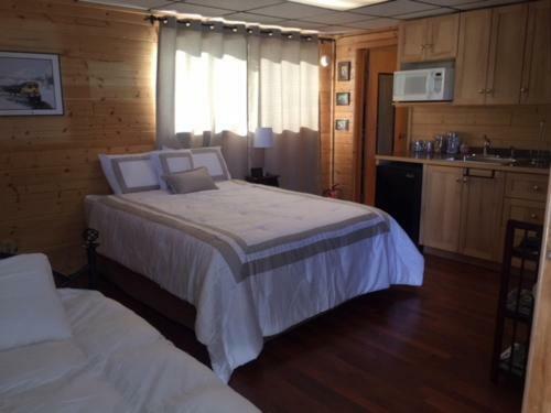 Hostal Marathon View Vacation Rentals