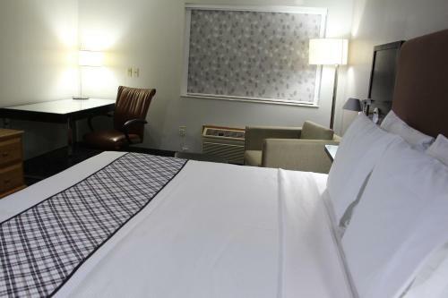 Motel Westbridge Inn & Suites