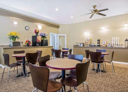 Hotel Rodeway Inn Lyons - La Grange