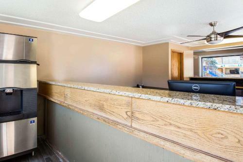 Hotel Rodeway Inn Lyons - La Grange