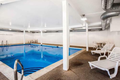 Hotel Rodeway Inn Lyons - La Grange