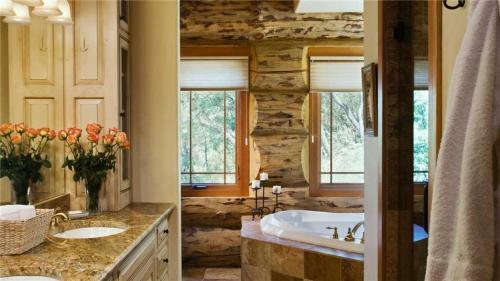 See Me Lodge - Custom Lodge Home With Room For Everyone!