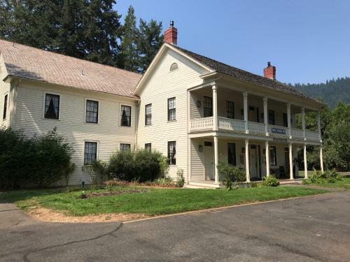 Posada Wolf Creek Inn & Tavern
