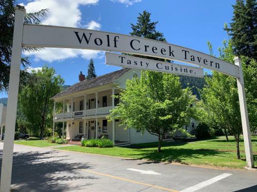 Posada Wolf Creek Inn & Tavern
