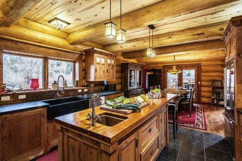 River Crest Cabin