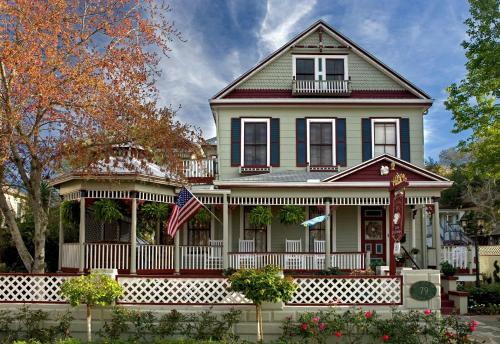 Bed & Breakfast Cedar House Inn