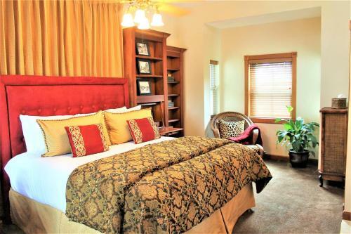 Bed & Breakfast Cedar House Inn
