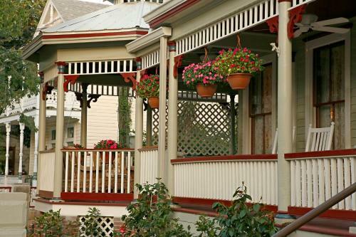 Bed & Breakfast Cedar House Inn