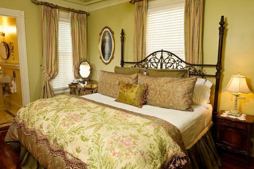 Bed & Breakfast Cedar House Inn