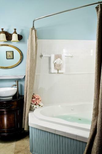 Bed & Breakfast Cedar House Inn