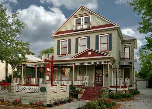 Bed & Breakfast Cedar House Inn