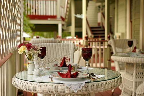 Bed & Breakfast Cedar House Inn