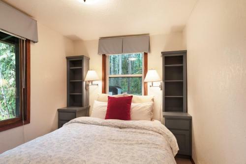 Mckenzie River Cabin