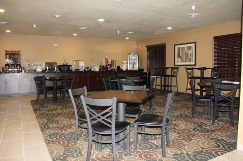 Hotel Castle Rock Inn & Suites - Quinter